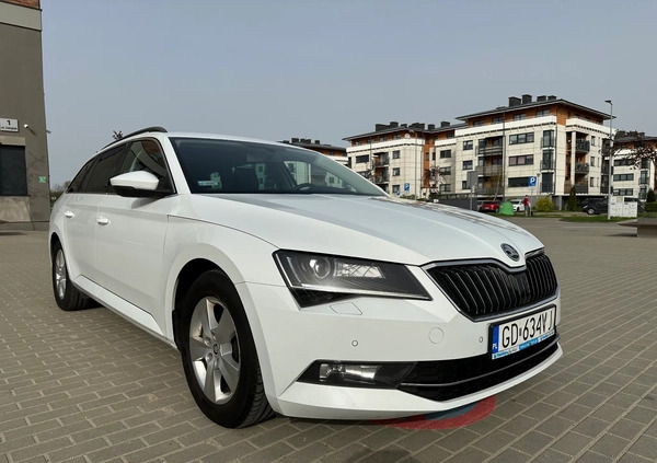 Skoda Superb cena 52900 przebieg: 198000, rok produkcji 2016 z Gdańsk małe 121